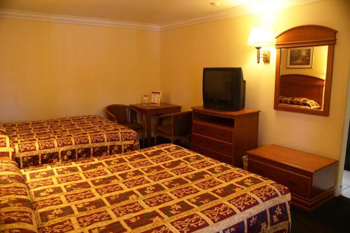 2 Queen Beds (2 of 10)