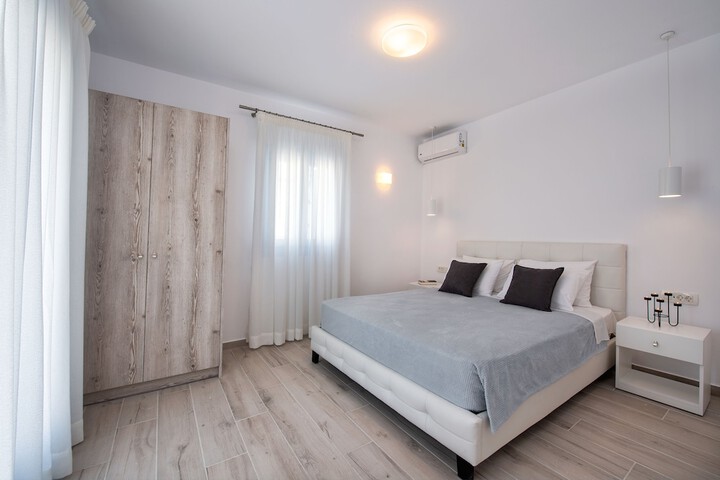Room 7 of 100