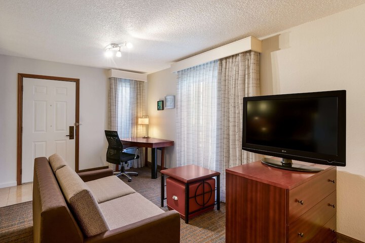 Accessible Suite King Bed Mobility Accessible Bathtb Sofa Bed Fullkt Full Breakfast (1 of 41)