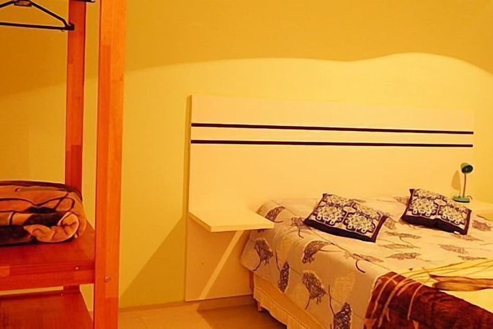 Room 4 of 9