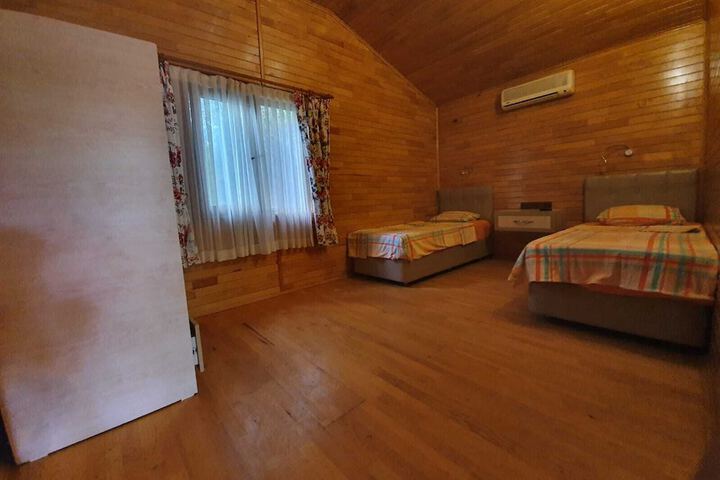 Room 12 of 80