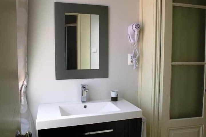 Room 32 of 40