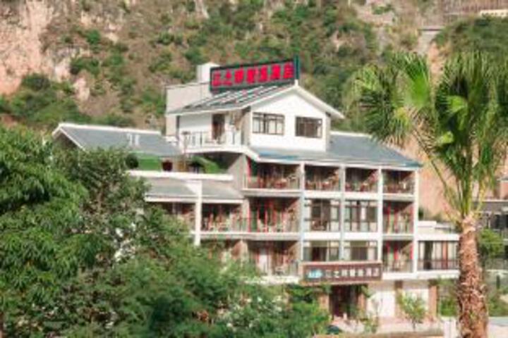 Riverside Select Hotel