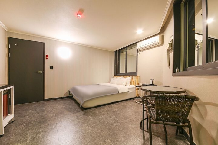 Room 13 of 118