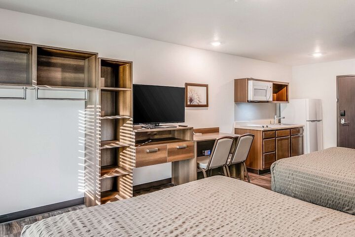 1 Queen Bed (8 of 20)