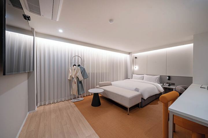 Room 27 of 37