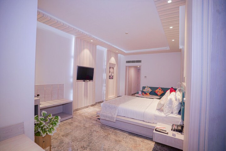 Room 8 of 48