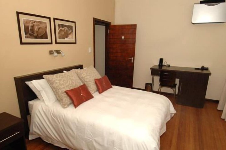 Room 5 of 10