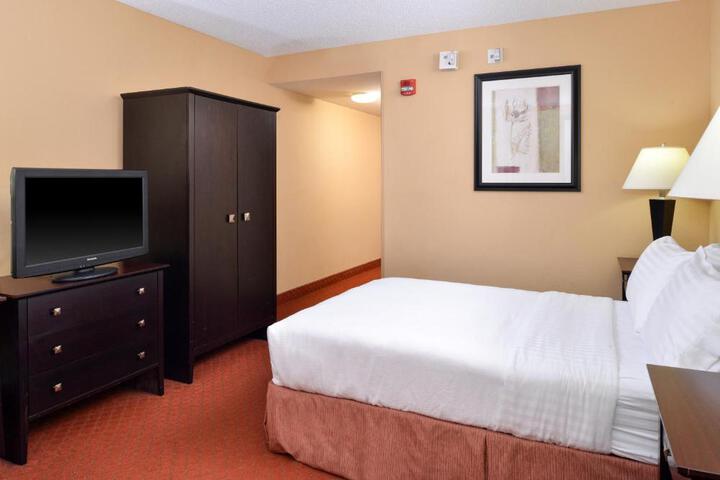 1 King Bed (15 of 16)