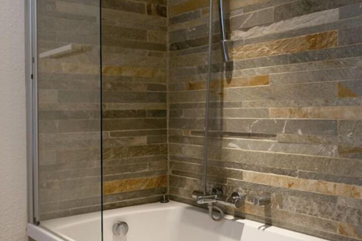 Deep soaking bathtub