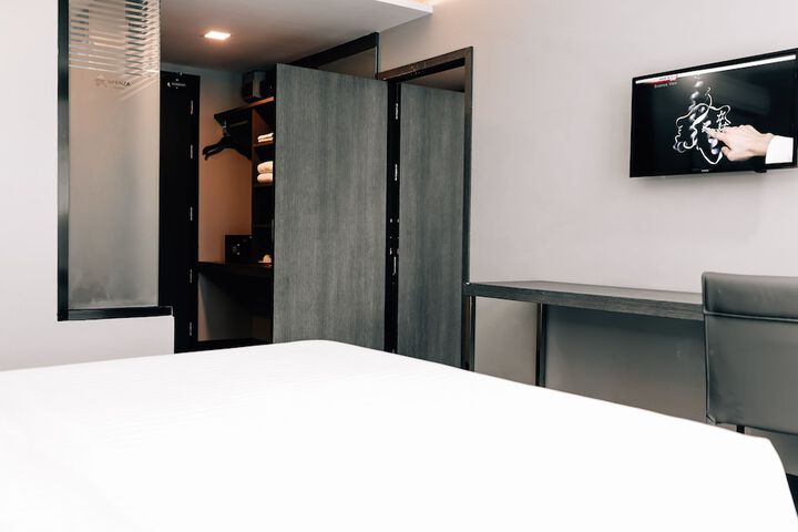 Room 17 of 38