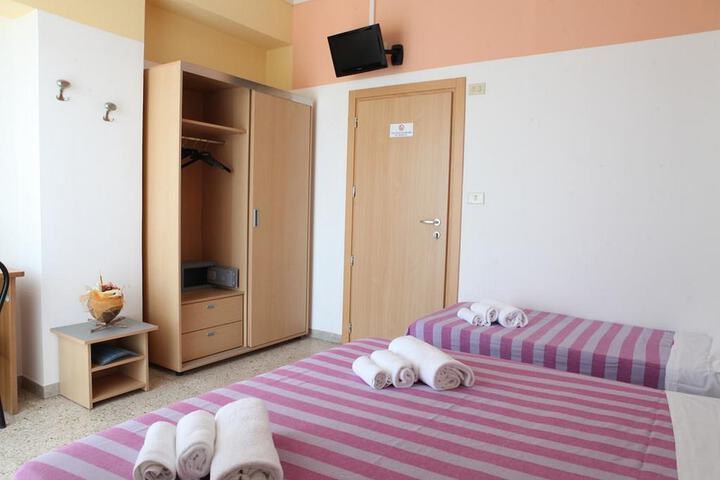 Room 25 of 40