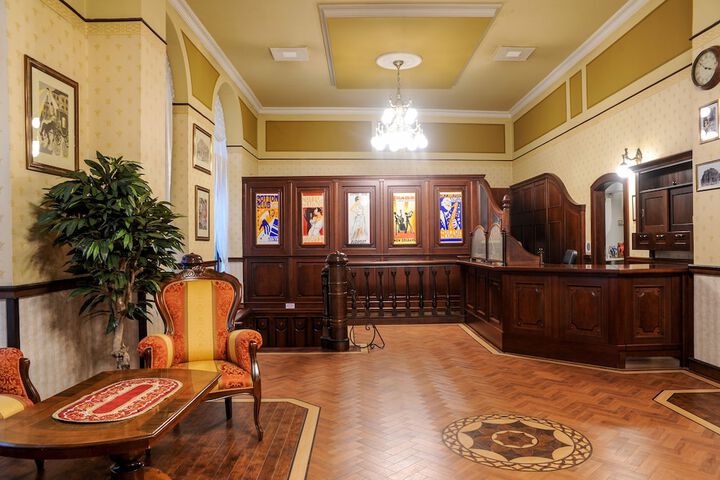 Check-in/check-out kiosk