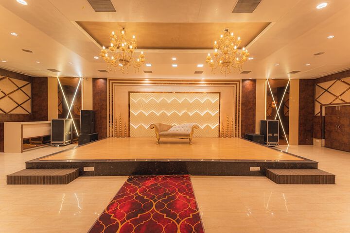 Ballroom/Hall 83 of 88