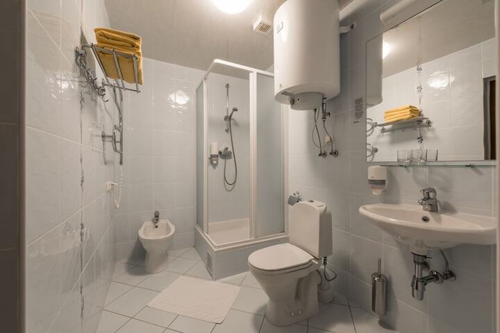 Room 34 of 64