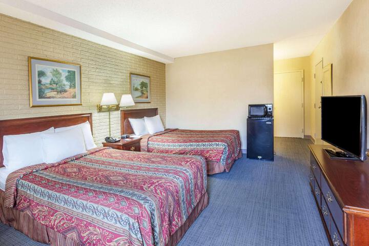 2 Queen Beds (5 of 6)