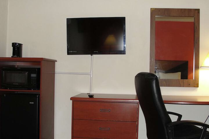 1 Queen Accessible Roll in Shower Desk Microwave, Refrigerator WiFi Continentalbreakfas (10 of 20)