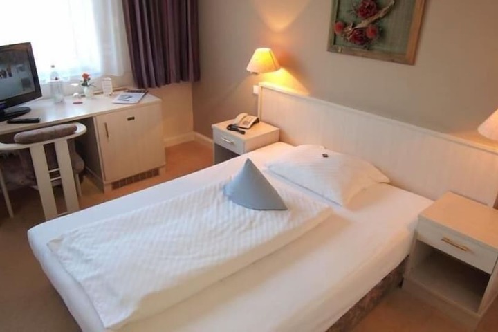 Room 9 of 32