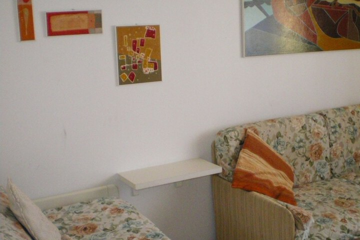 Room 6 of 8
