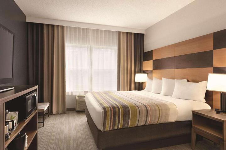 1 King Bed (6 of 20)