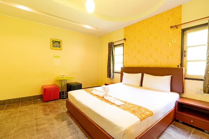Room 8 of 33