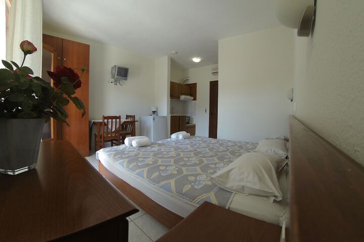 Room 4 of 33