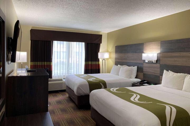 2 Queen Beds (7 of 11)