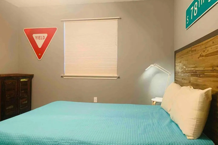 Image of Amazing House to Relax & Enjoy Austin - King Bed Huge TV, Near Park & Shopping