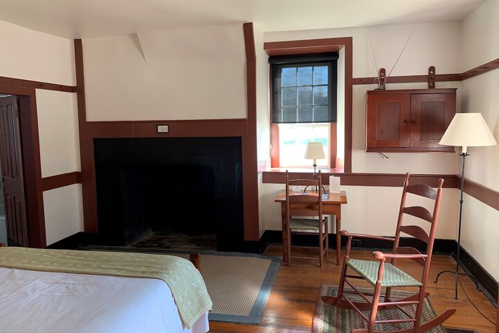 Deluxe Queen Bed (6 of 34)