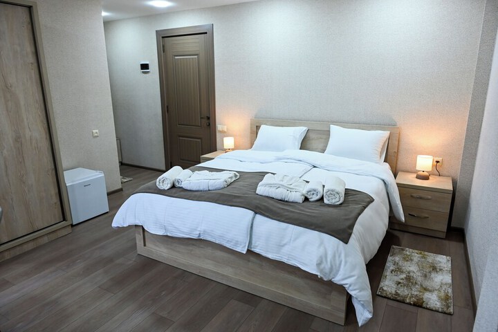 Room 6 of 27