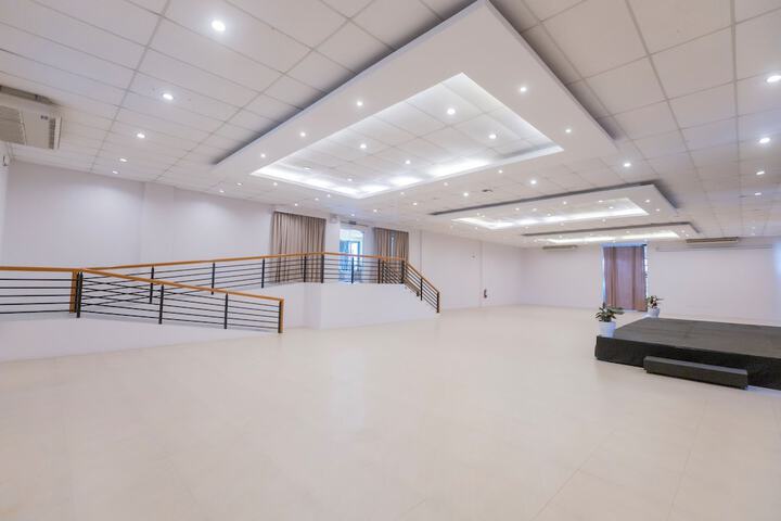 Ballroom/Hall 39 of 44