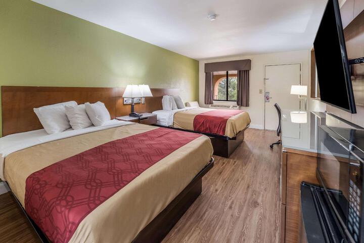 2 Queen Beds (5 of 8)