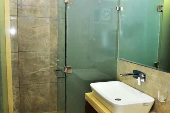 Room 13 of 16