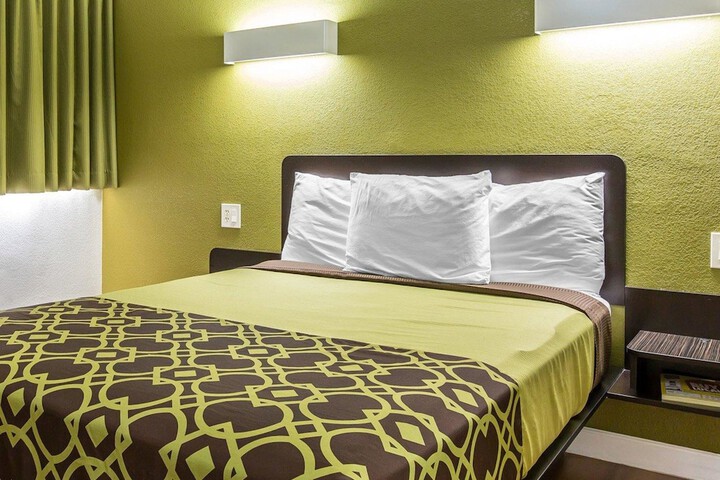 1 Queen Bed (3 of 8)