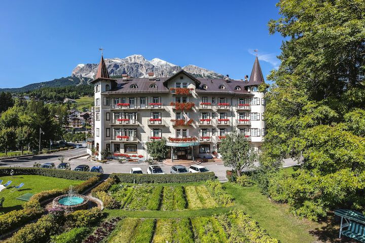 Exterior of Franceschi Park Hotel