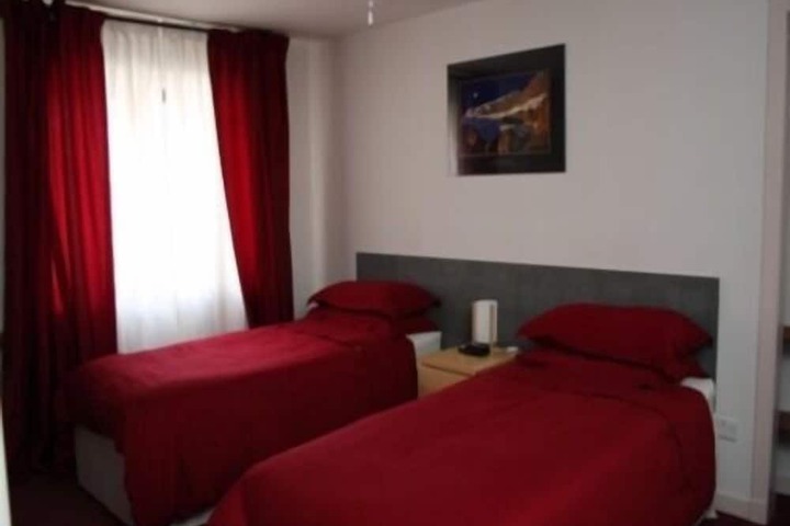 Room 2 of 10