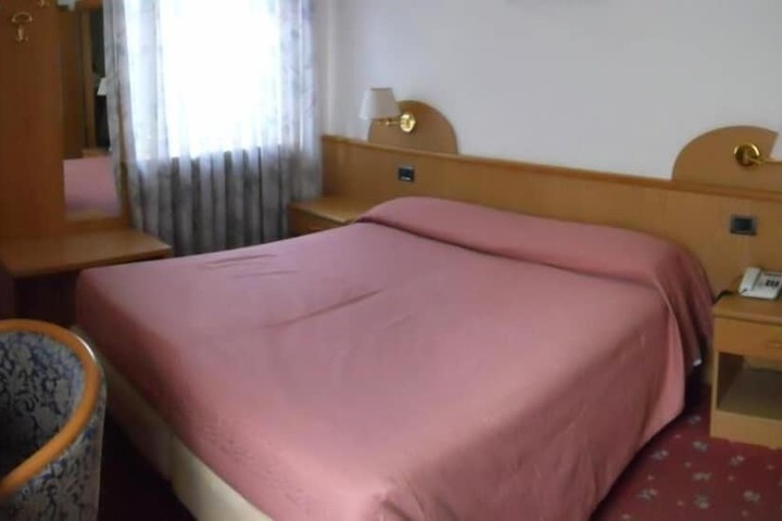 Room 9 of 72