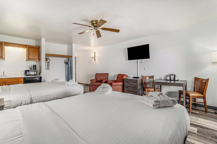 Economy Queen Bed Lake View Patio (54 of 82)