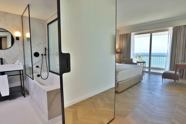 Room 28 of 315