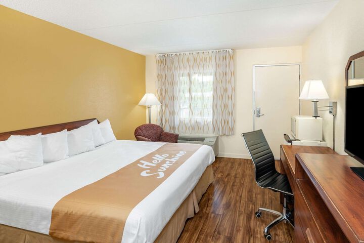 1 King Bed (3 of 8)
