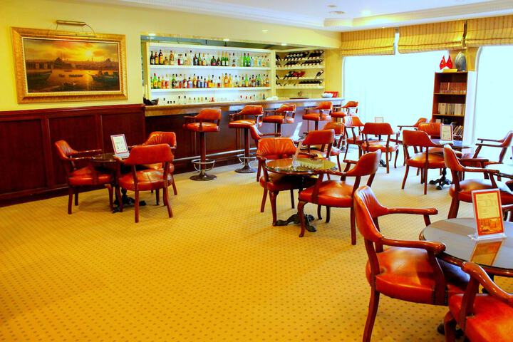 Lounge 102 of 114