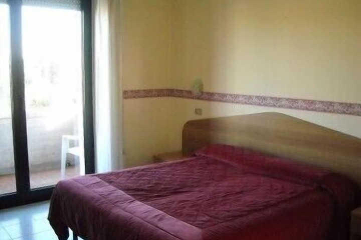 Room 2 of 33