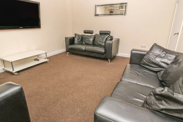 Room 4 of 25