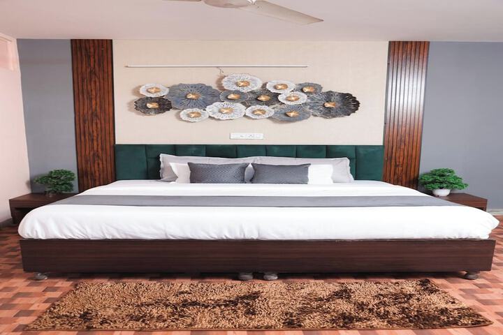 Room 4 of 10