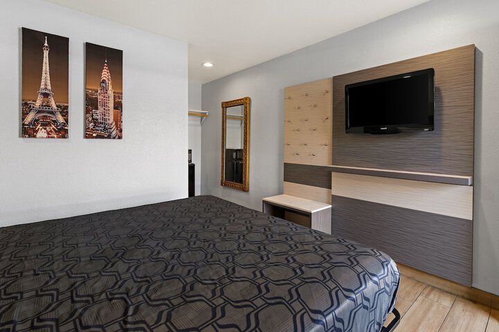 1 Queen Bed (9 of 11)
