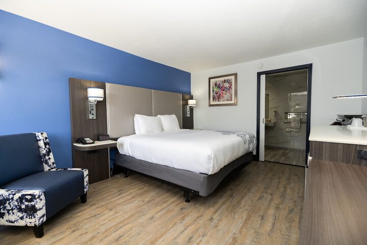 1 King Bed Microwave and Refrigerator Flat Screen Television High Speed Internet Accessible Coffee Maker Full Breakfast (11 of 13)