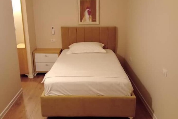 Room 9 of 28