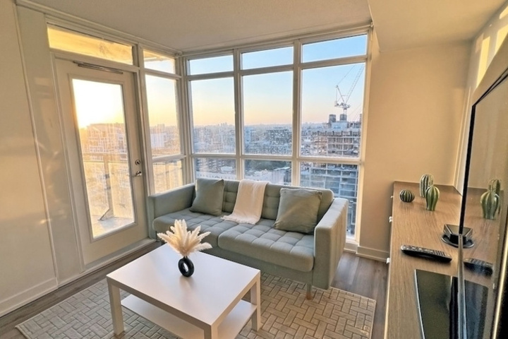 Rhenie-Downtown Toronto Suites