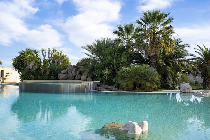 Pool 40 of 77