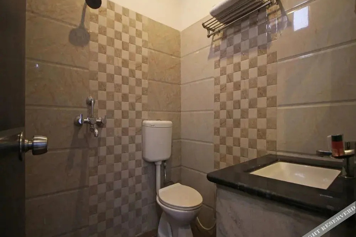 Room 6 of 18